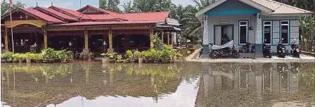  ?? ?? Penduduk Sri Medan, Batu Pahat dibelenggu banjir termenung sejak seminggu lalu.