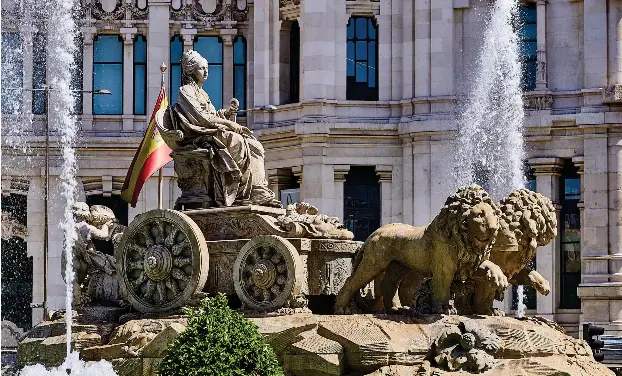  ??  ?? Fuente de Cibeles, a work that is considered the symbol of Madrid.