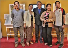  ??  ?? Eksibit ng Mara-bini sa CCP, kasama sina Propesor Vim Nadera, mga anak ni Koko na sina Maridel at Lulu, at si Randy Valiente.