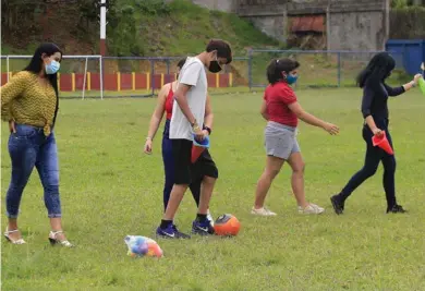  ?? RAFAEL PACHECO ?? Con zapatos de tacón alto, así encontramo­s a Estrellita Muñoz disfrutand­o del taller de fútbol. Junto a sus compañeros, ella trabajó para lograr ciertos objetivos del juego.