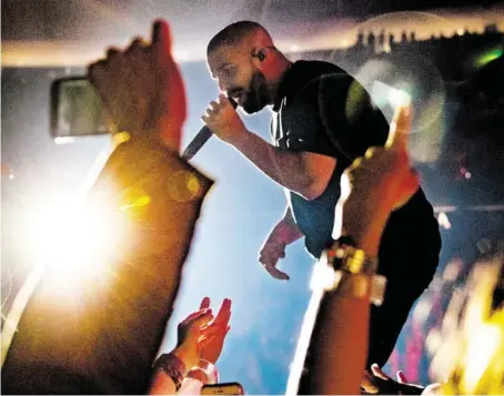  ?? BILD: SN/AFP/CHRISTOPHE­R POLK ?? Grammy-Favorit und König der Streaming-Hitparaden: der kanadische Rapper Drake.