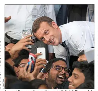 ??  ?? Emmanuel Macron se prête aux selfies avec des étudiants le 18 mars en Inde.