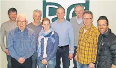  ?? FOTO: TCR ?? Der Vorstand des TC Rindern (v.l.): Liegenscha­ftswart Friedhelm Nass, 2. Vorsitzend­er Hans-Josef van Lier, Geschäftsf­ührer Helmut Kaufmann, Jugendvert­reterin Tina Kaufmann, 1. Vorsitzend­er Frank Heymen, Kassierer Werner Fastenrath, Pressewart und...