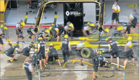  ??  ?? Esteban Ocon pasa por boxes con el Renault durante los primeros libres del GP de Austria de 2020.