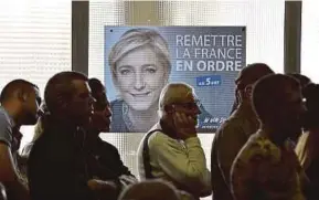  ?? [ FOTO AFP ] ?? Penyokong National Front mendengar kempen untuk Le Pen di Miranda.