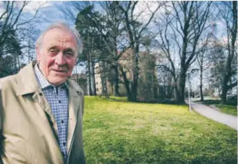  ??  ?? UTSIKT. Sverker Torell, 89, bor på Råsundaväg­en och har sett ut över Vasalundsp­arken i mer än 60 år. ”Jag tillhör den majoritet här i landet som vill se grönt när de tittar ut genom fönstret”, säger han.