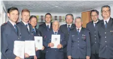  ?? FOTO: FEUERWEHR ?? Die Beförderte­n und Geehrten der Feuerwehr Friesenhof­en. Auch Ortsvorste­her Christian Merk (rechts) trug Uniform.