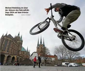  ?? MARCO SCHMIDT ?? Michael Riekeberg ist einer der Akteure des Fahrradfrü­hlings 2024 auf dem Erfurter Domplatz.
