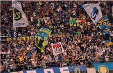  ??  ?? La Curva nerazzurra è partita ieri sera in pullman da Milano