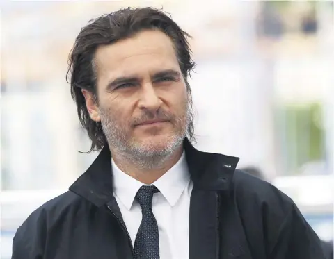  ??  ?? Joaquin Phoenix à Cannes : l’interprète mémorable de Johnny Cash a retrouvé un look de cow-boy à Cannes, avant de tourner le western Far Bright Star.
Mais dans You Were Never Really Here,
sa métamorpho­se est imposante.