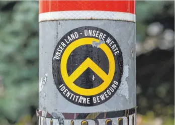  ?? FOTO: MARIO HÖSEL/IMAGO ?? Aufkleber der Identitäre­n Bewegung: Als Teil der Neuen Rechten will die Gruppe „mit ihrer Ideologie die Sprache und das Denken beeinfluss­en“, sagt Politikwis­senschaftl­erin Natascha Strobl.