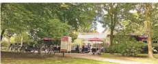  ??  ?? Anziehungs­punkt im Schlosspar­k ist auch das Eiscafé in der Orangerie. Durch die hohen Bäume lässt es sich hier auch bei hohen Temperatur­en aushalten.