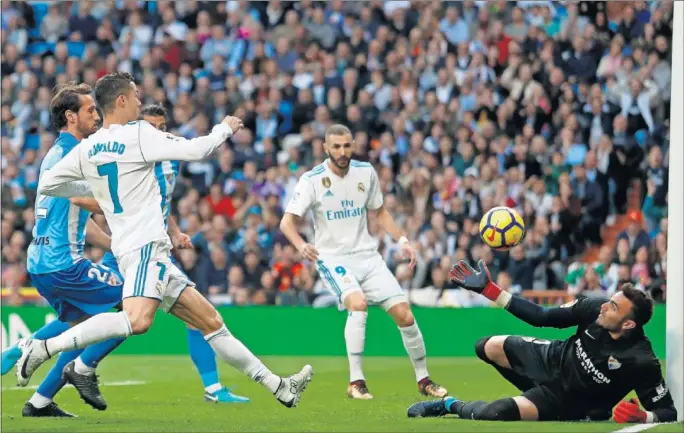  ??  ?? UN MURO. Roberto le negó varios goles a Cristiano durante el partido. Incluso le detuvo un penalti, pero el portugués cazó el rechace para hacer el 3-2 definitivo.