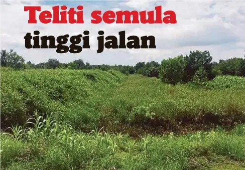  ??  ?? TANAH lot kediaman penduduk yang tidak ubah seperti kolam ikan akibat jalan yang dibina terlalu tinggi di Kampung Jerijeh, Belawai.