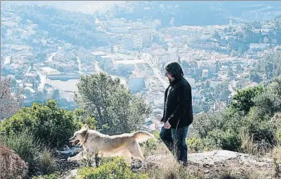  ?? GEMMA MIRALDA ?? Raúl Montilla passejant amb la seva gossa per alguns dels paratges de la novel·la