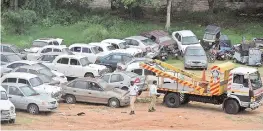  ?? S. SURENDER REDDY ?? Old vehicles stationed at the Secretaria­t shifted to Nizam College grounds after the High Court refused to interfere in the state government’s decision to construct a new Secretaria­t. —