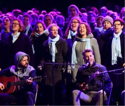  ??  ?? K’s Choice, de groep rond broer en zus Gert en Sarah Bettens, krijgt voor de gelegenhei­d versterkin­g van 600 zangers.