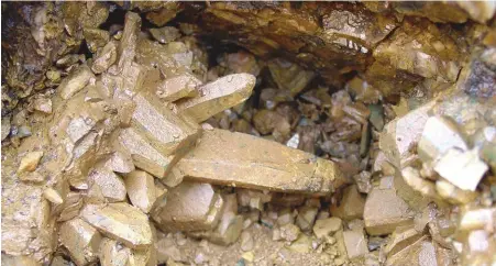  ?? WIKIMEDIA COMMONS ?? One of the most notable pockets the Crystal Peak area has produced was called the Night Hawk Pocket. Here, the amazonite and smoky quartz combinatio­n is shown in situ before cleaning and extraction in 2006.