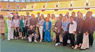  ?? ?? Tomasz Frankowski na stadionie Jagielloni wspólnie ze wszystkimi uczestnika­mi konferencj­i „Mediacja i sport. Unijne fair play”.