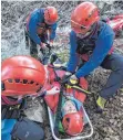  ?? FOTO: DPA ?? Bergretter auf dem Feldberg im Schwarzwal­d: DAV-Mitglieder haben automatisc­h eine Bergekoste­nversicher­ung.