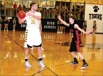  ?? FILE PHOTO ?? Prairie Grove’s 6-foot-7 center Dylan Soehner towers over a Gravette player defending him as he makes an in-bounds pass in the old gym. In August, Prairie Grove will have use of a brand new competitiv­e basketball arena. Boys Coach Steve Edmiston hopes...