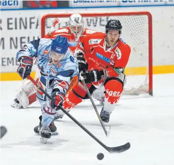  ?? FOTO: ANDREAS CHUC ?? Häufig schneller am Puck: Olivier Hinse hat mit den Ravensburg Towerstars auch das zweite Viertelfin­ale gegen den EC Bad Nauheim gewonnen.