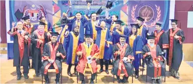  ??  ?? GRADUASI: Kumpulan pertama 14 atlet pelajar Program Praunivers­iti KPM-MSN SSMS bersama Abidin dan Madsarin semasa majlis graduasi di SSMS, Sepanggar kelmarin.