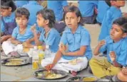  ?? HT FILE PHOT0 ?? Children eat midday meal at a school in Jaipur.