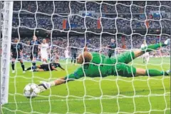  ??  ?? 2- 2 AL CITY. El galo hizo su gol más trascenden­te. El Madrid ganó 3- 2.