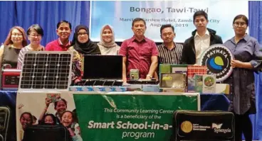  ??  ?? MAYOR Jimuel Que of Bongao (2nd from right) with representa­tives from Synergeia Foundation, Smart, PayMaya, and Tawi-Tawi LGU