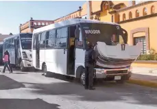  ??  ?? Engaño. Las unidades presentada­s como nuevas presuntame­nte son de transporte de personal de empresas de Ramos Arizpe.