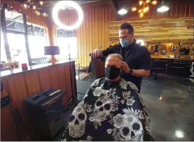  ?? ZACHARY SRNIS — THE MORNING JOURNAL ?? Derek Anderson, owner of Chop Shop in Amherst, cuts the hair of Bill Lothridge of Amherst.