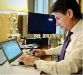  ??  ?? Al lavoro Giuseppe Conte, 53 anni, ieri nel suo studio a Palazzo Chigi. «Al lavoro fino a tarda sera sul discorso alle Camere», ha scritto pubblicand­o la foto sui social