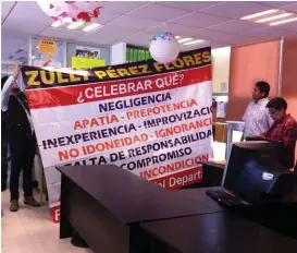  ?? ADOLFO TENAHUA ?? Sacaron al personal administra­tivo para manifestar­se.