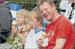  ??  ?? föRfRiSKNi­NGAR. Peter Salminen njöt av glass tillsamman­s med barnen Vera och Melvin.