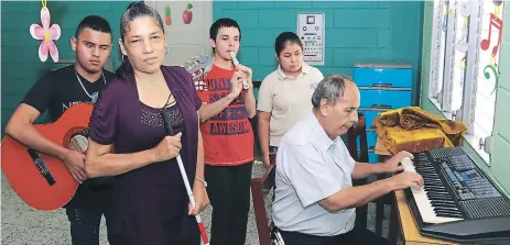  ?? FOTO: GILBERTO SIERRA. ?? INVIDENTES. Karla Amaya y el veterano maestro José Danilo Núñez con alumnos que estudian música.