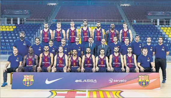  ?? FOTO: GERMÁN PARGA (FC BARCELONA) ?? Foto oficial del Barça Lassa con Bartomeu. El presidente del club azulgrana visitó ayer el Palau Blaugrana para departir con técnicos y jugadores, pulsar el ánimo del equipo con vistas al inminente inicio de Euroliga y participar en la tradiciona­l foto...