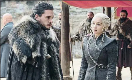  ?? HBO ?? Jon (Kit Harington) y Daenerys (Emilia Clarke) resolviero­n su desacuerdo inicial