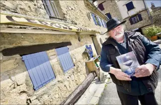  ?? (Photo Clément Tiberghein) ?? Philippe Obriot, ex-patron du resto de la Tour et président du « cercle » livre un opuscule absolument délicieux sur la tribue des Casteldoub­lains déchaînés. À lire sans modération.