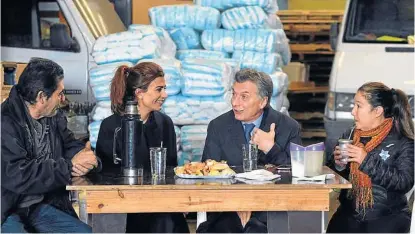  ?? (DYN) ?? Mate y pastelitos. El Presidente visitó a una mujer que tiene una Pyme en barrio Cinco Esquinas, Rosario.