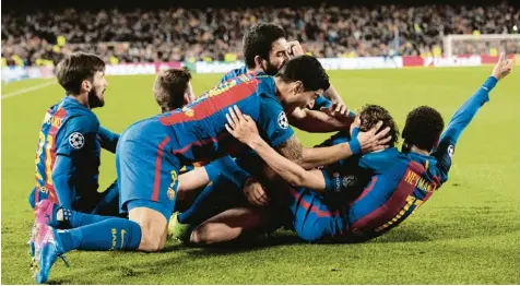  ?? Foto: imago ?? Die Spieler des FC Barcelona feiern nach dem Schlusspfi­ff den Einzug ins Viertelfin­ale der Champions League.