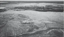  ?? IAN WILLMS NEW YORK TIMES ?? Studies have suggested Fort McMurray, Alta., tailings ponds leak water containing tailings into the Athabasca River.