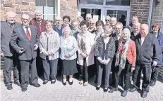  ?? FOTO: SCHULE ?? Ehemalige Schüler der Volksschul­e Bracht haben sich 65 Jahre nach ihrer Entlassung getroffen. Beim Frühstück tauschten sie Erinnerung­en aus.