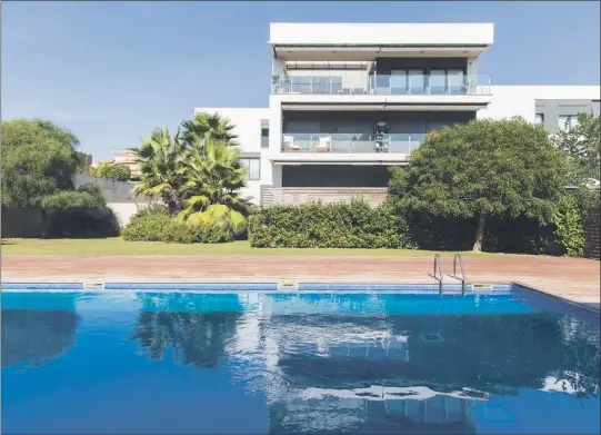  ?? FOTOS: ENGEL & VÖLKERS ?? Comunidad con jardines, piscina y pista de pádel en la Via Augusta tarraconse­nse, en la que se vende un primer piso de 180 m2 por 630.000 euros