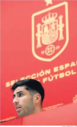  ?? JUANJO MARTÍN / EFE ?? El delantero Marco Asensio durante la rueda de prensa.