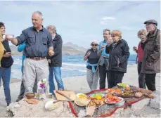  ??  ?? Raus aus dem Bus zum gemeinsame­n Picknick am Strand.