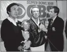  ?? ASSOCIATED PRESS ARCHIVES ?? Los Angeles Raiders coach Tom Flores holds the Super Bowl trophy as Raiders managing general partner Al Davis is interviewe­d by Brent Musburger after their 1984 win over Washington in Super Bowl XVIII.