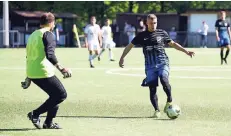  ?? RP-FOTO: JANICKI ?? Der Hochdahler Tobias Schössler (r.) ist hier auf dem Weg zum 5:1.