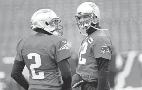  ?? GREG M. COOPER / USA TODAY SPORTS ?? New England Patriots quarterbac­k Tom Brady (right) talked with quarterbac­k Brian Hoyer during Wednesday’s practice.