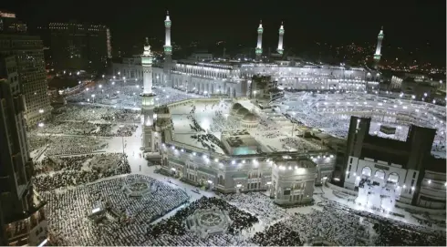  ?? AP PHOTO/KHALIL HAMRA ?? KHUSYUK: Jamaah haji dari berbagai penjuru dunia menjalanka­n salat di Masjidilha­ram, Makkah, Arab Saudi, kemarin.